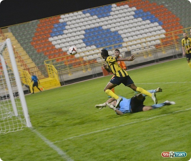 הקפיץ באומנות מעל השוער. איילה (עמוד הפייסבוק הרשמי של מכבי קרית גת)